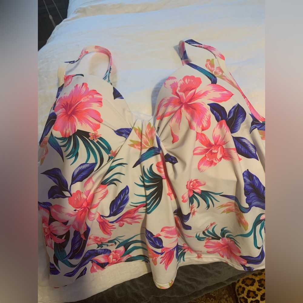 Size 6 Island Escape tankini top only
